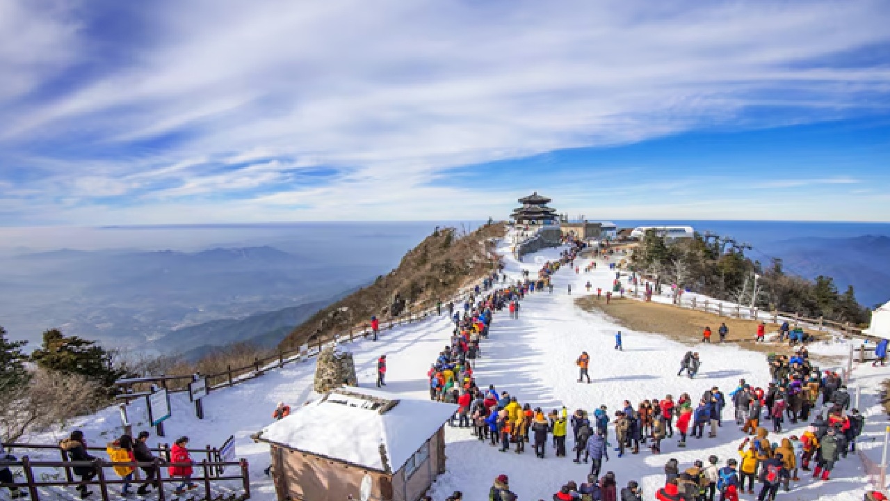 In late November, Shimla can witness snowfall which could last till February to March. You can visit Shimla with family and friends. It is the best destination for couples too.