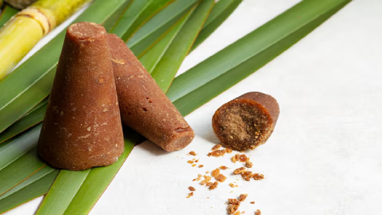 The high iron content in jaggery might help raise energy levels and prevent iron deficiency anemia.