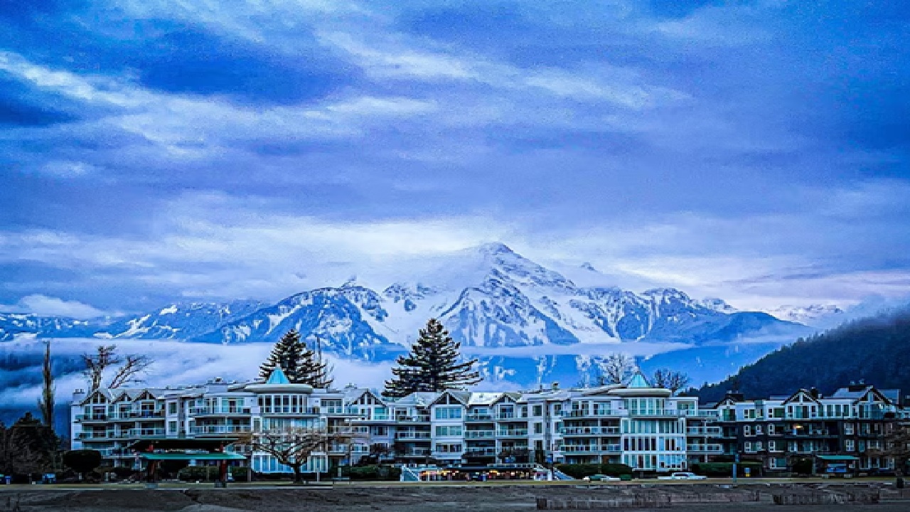 You will experience snowfall in Srinagar between December and February with heavy and low snowfall. You can enjoy snowfall here in November too. By late November you may experience a snowfall here.