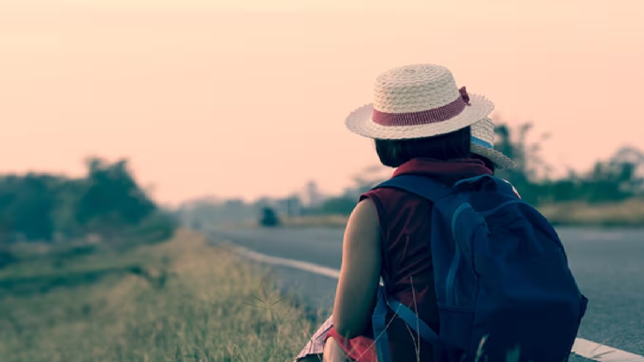 Traveling is supposed to be a way for young people to explore and revitalize themselves, but it has now turned into a race and competition that encourages comparison and frequently feeds inferiority complexes.