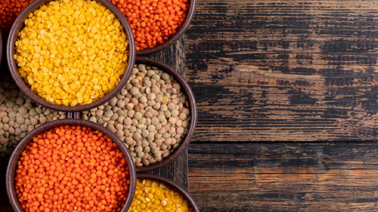 Lentils: About 1.3 to 2.5 mg of zinc may be found in half a cup of cooked lentils. This quantity helps meet the daily zinc intake, which promotes digestion and the immune system.