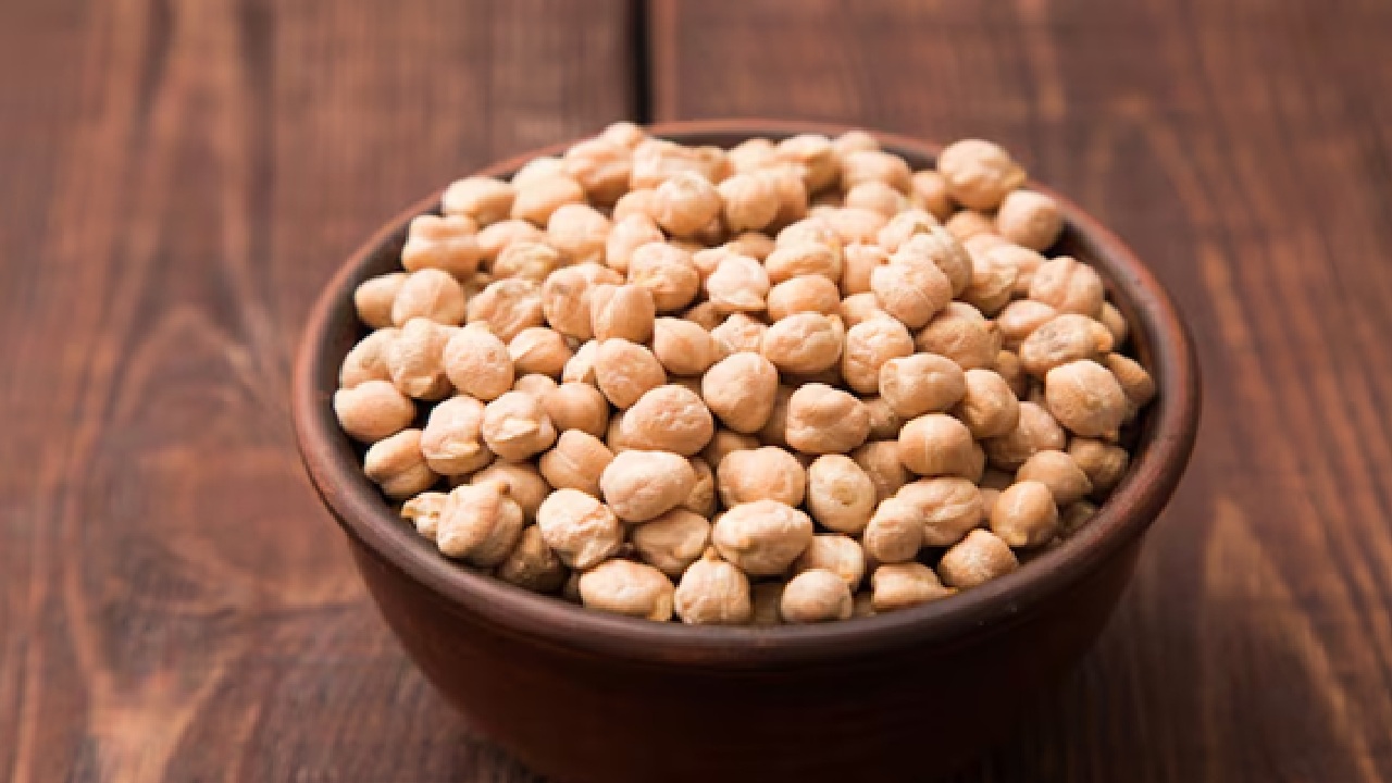 Chickpeas: Including chickpeas in your diet is a best way to obtain a healthy amount of zinc and other vital nutrients. It contains between 2.5 and 2.7 milligrams of zinc.