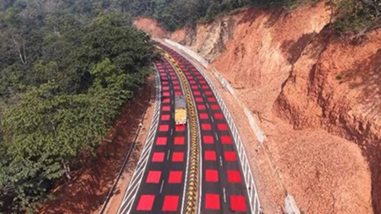 Have You Seen India’s First Wildlife Safe Road With Table Top Red Marking on NH-45 In Madhya Pradesh? Know All About It Have You Seen India’s First Wildlife Safe Road With Table Top Red Marking on NH-45 In Madhya Pradesh? Know All About It