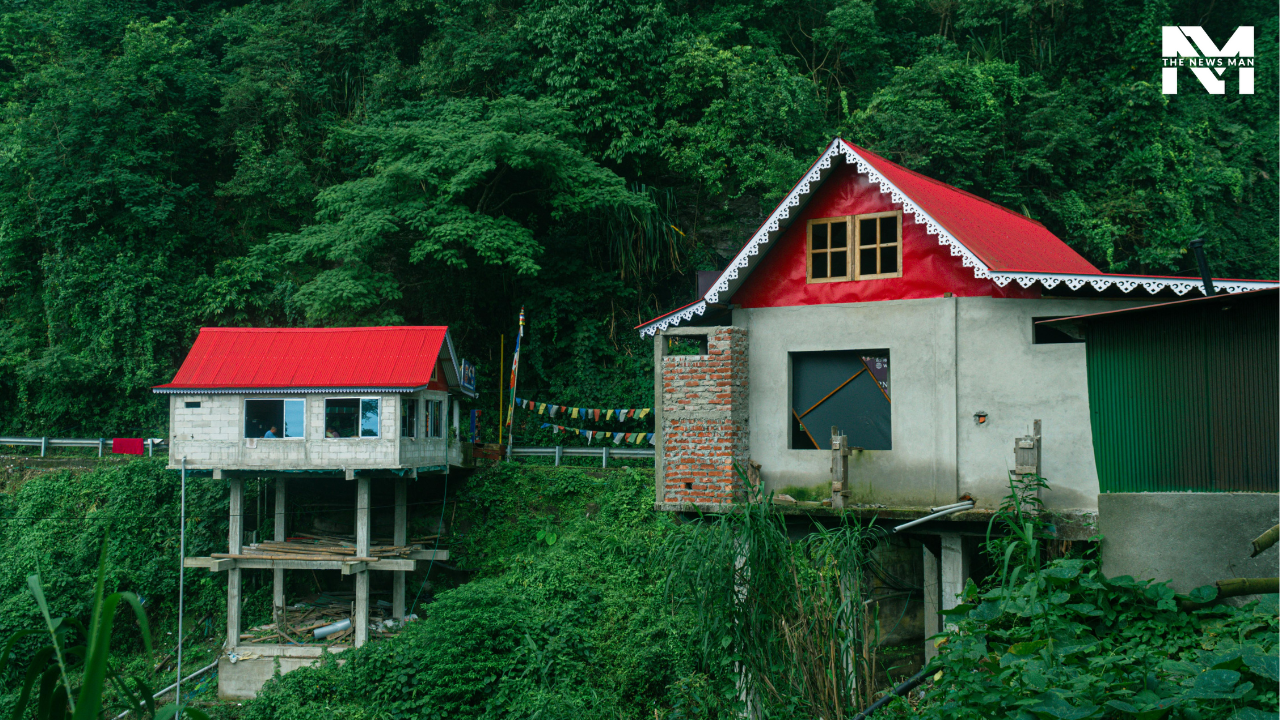 Known as the Queen of the Hills, Darjeeling features sprawling tea gardens and breathtaking views of the Himalayas, sure to captivate you. The refreshing climate makes it one of the ideal spring break destinations. You attain fascinating insights into the tea-making process and slurp world-class Darjeeling tea amidst lush landscapes and quaint villages.