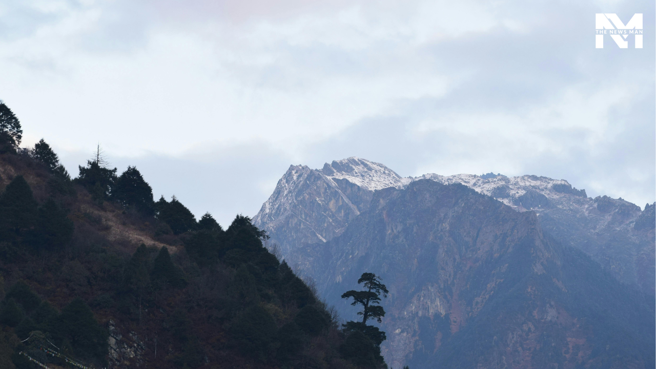 Tucked away in North Sikkim and the majestic Himalayas, Lachen freezes in April. It is indeed a true gem for travelers seeking tranquillity. The region’s perfect weather allows visitors to unwind and disconnect from the chaos of the world. Lachen is a less-populated holiday destination, famous as the gateway to the sacred Gurudongmar and Tso Lhamu lakes.