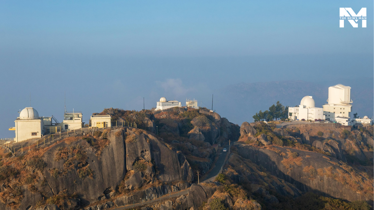 To enjoy a welcome break from the summer heat, Mount Abu is a popular tourist spot in the Aravalli range. Being Rajasthan's only hill station, it offers respite from the hot and arid climate. You can learn about its religious history, particularly Hindu and Jain traditions, and immerse yourself in the serene oasis of cultural richness.