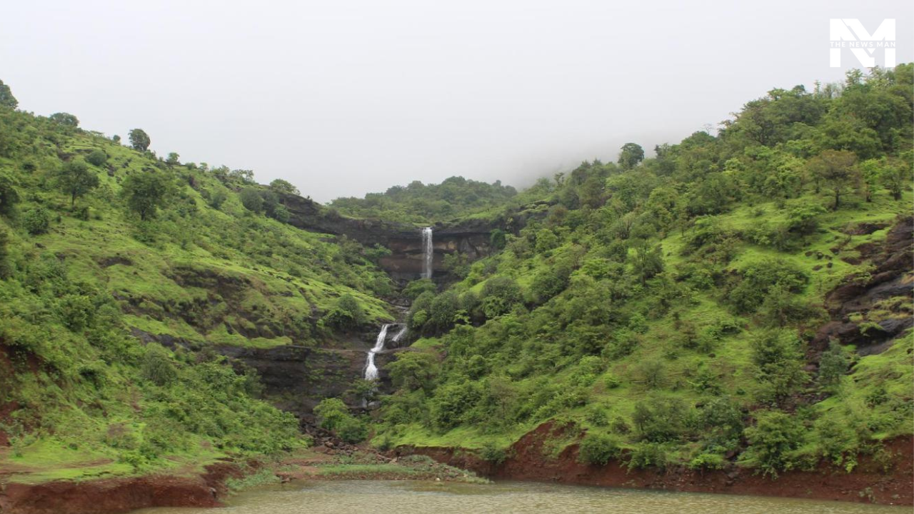 Nestled in the Western Ghats, Igatpuri transforms into an out-of-the-world paradise. It is a small hill station known for waterfalls, trekking trails, dense greenery, and a tranquil atmosphere. Vihigaon Waterfall, Bhatsa River Valley, and Tringalwadi Fort are the most visited spots for their panoramic views.