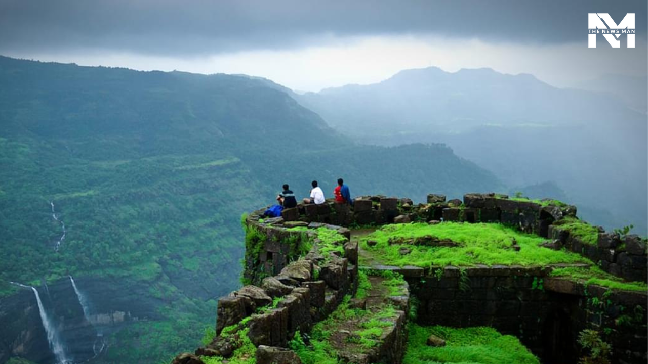 Lying on the foothills of the Sahyadri range, Khandala is just 70 km from Pune. Its scenic valleys, meadow-covered hills, and serene lakes make it a hotspot for weekend getaways.