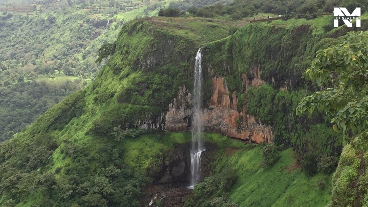 Tucked at the top of the Western Ghats, Mahabaleshwar’s luscious green lustre should not be missed, particularly around the monsoon season. Located 120 km from Pune, the hill station attracts tourists with its majestic peaks, misty weather, and cascading waterfalls.
