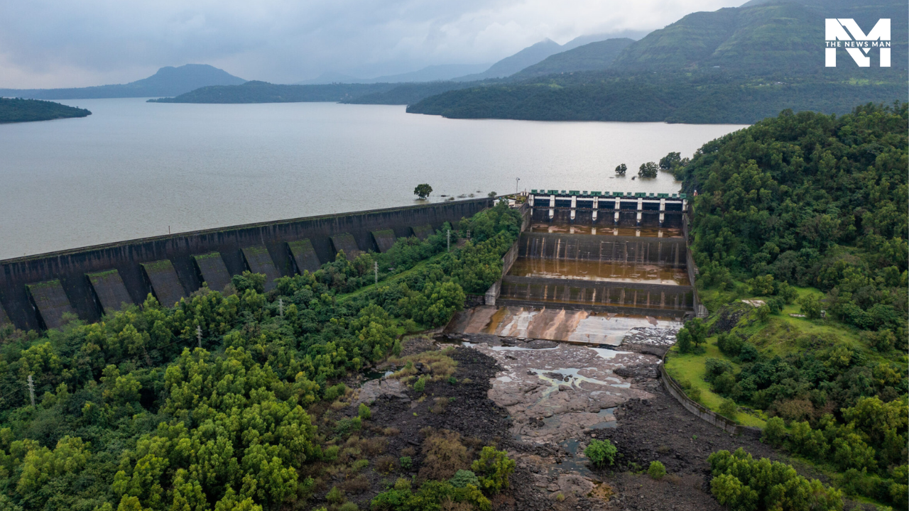Mulshi Lake and Dam, which is located approximately 44 km from Pune, transforms into a verdant paradise. The earthy scent of soil, intermittent drizzle, and idyllic setting make it one of the best monsoon getaways.