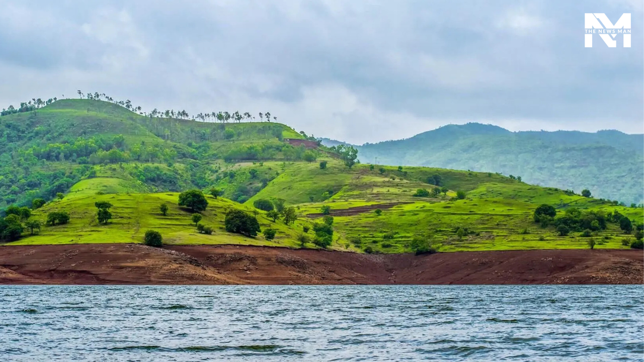 In just 1.5 hours of driving from Pune, you can reach Panshet Dam. It is a scenic location perfect for enjoying cloudy weather. During the mid-monsoon, the dam overflows in July, and the abundant greenery on the hills makes the place picturesque.