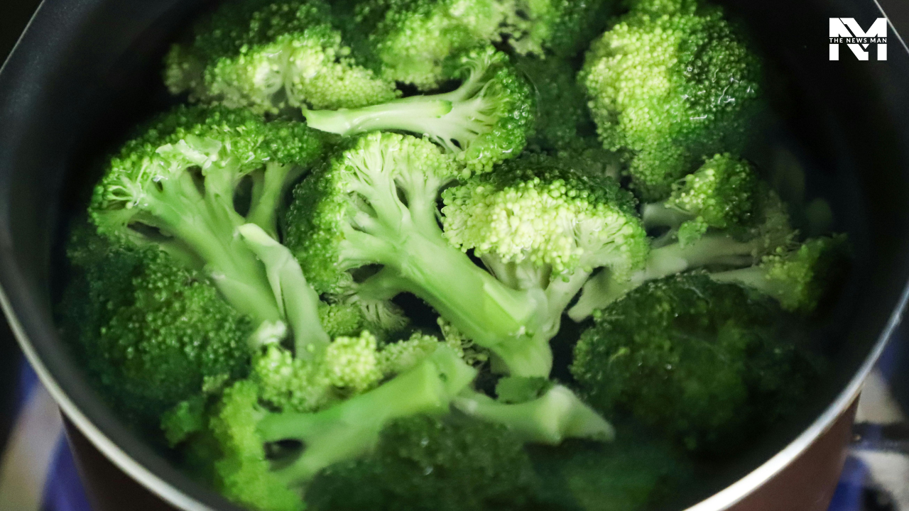 Broccoli has plenty of health benefits to offer. It is one such veggie that requires energy to process. They derive energy from the calories in your body. It drains the dormant energy present and aids in successful weight loss.