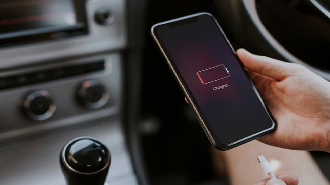 Both Android and iOS devices include built-in battery saver or low power settings that automatically minimize background activity, visual effects and network usage in order to prolong the remaining charge.