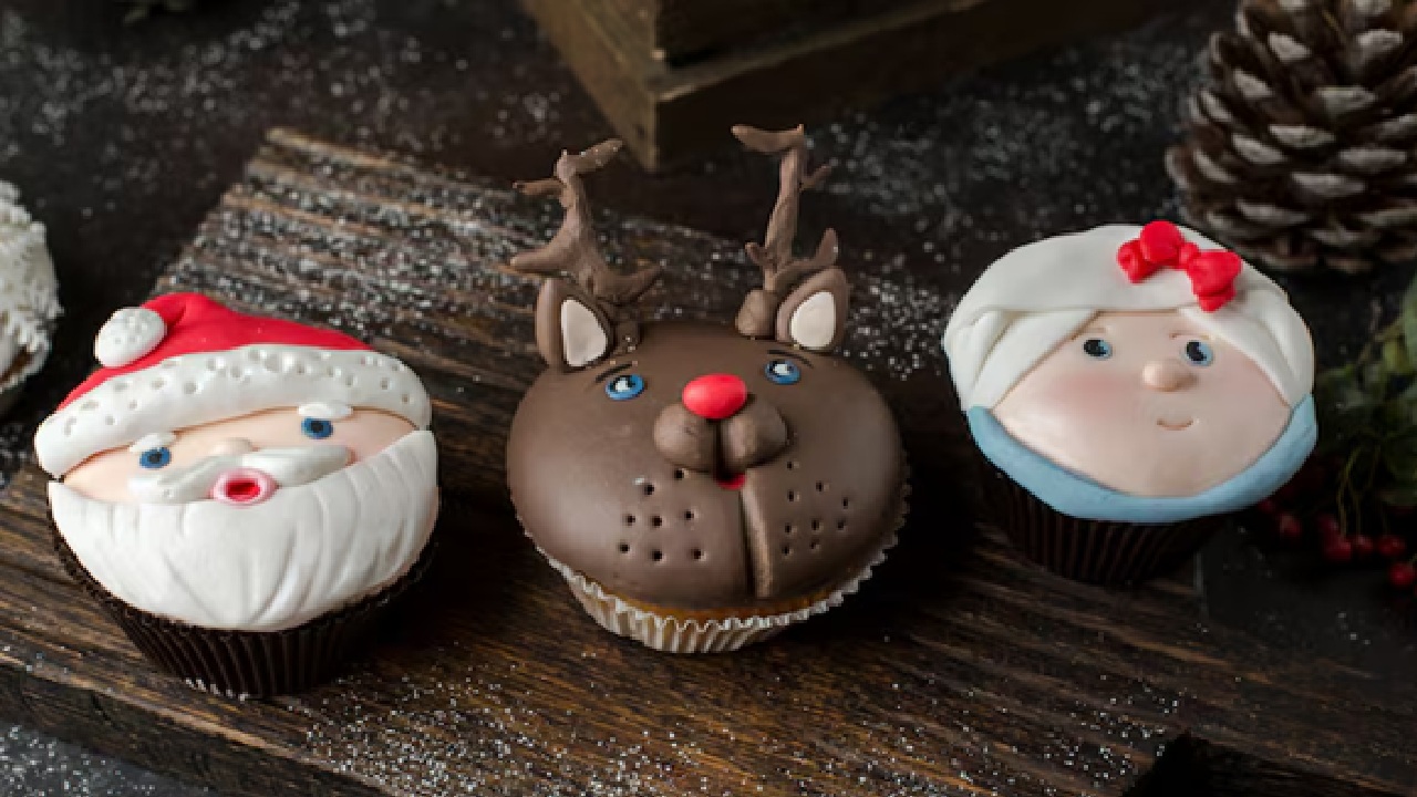 Reindeer: Reindeer brownies are another delicious and fudgy treat that you can decorate. You can use cherries for garnish or marshmallows for serving. Brownie can be produced in any flavor.