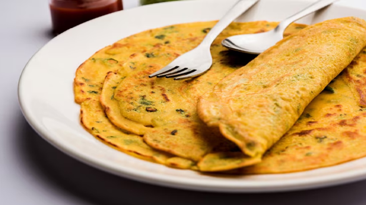 Moong Dal Chilla: Split green gram is used to make moong dal chilla, which is high in protein and fiber. (Disclaimer: Given the input is on an information basis, please seek professional advice.)