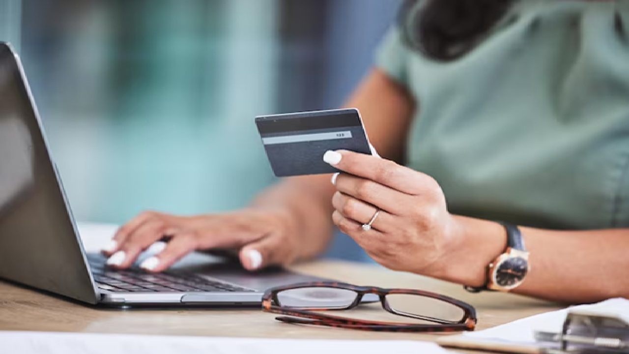 When you understand the distinction between these two, you may make good use of your credit. Having a high credit score allows you to obtain lower interest rates. (Disclaimer: Given the input is on an information basis, please seek professional advice.)