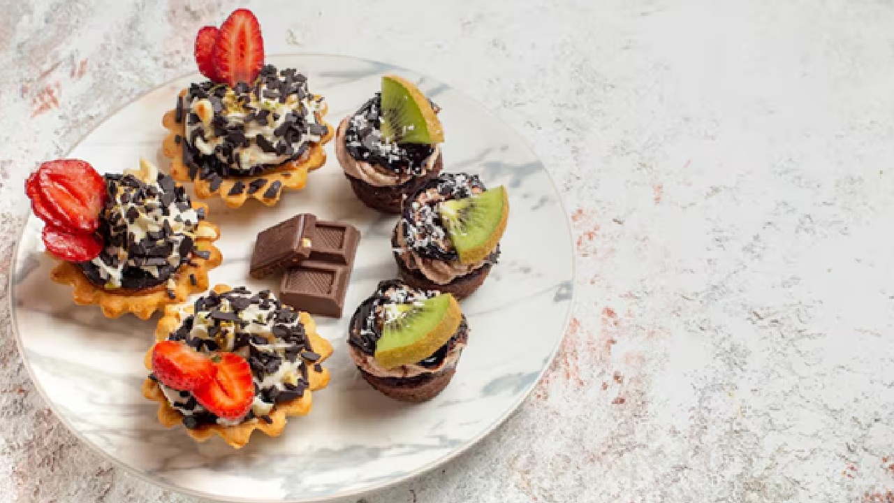 Chocolate Fondue: A basic melted chocolate dip with dippers such as pound cake, marshmallows, strawberries and pretzels provides an interactive experience.