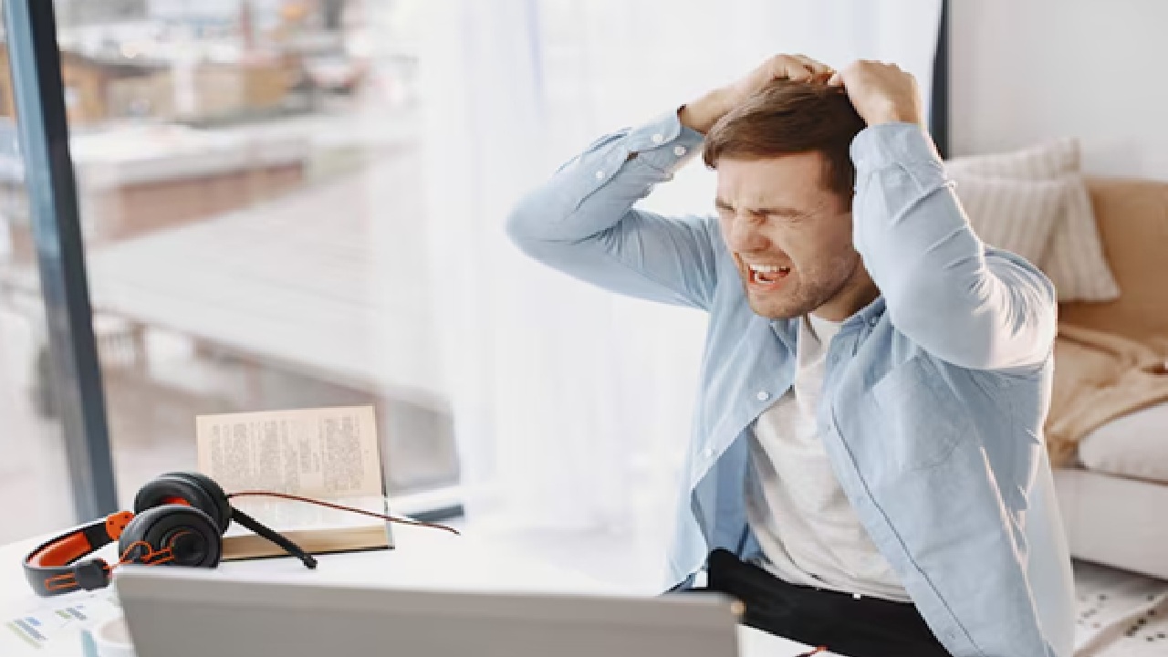 Muscle stiffness, a clenched jaw, headaches are all bodily signs of the stress reaction that is frequently brought on by extreme irritation.