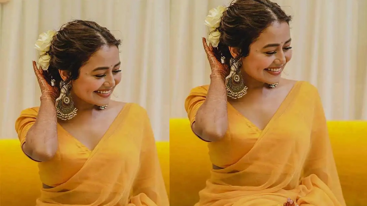 Neha Kakkar's simple yellow-colored plain saree defines her simplicity. She wore flower ornaments with a saree.
