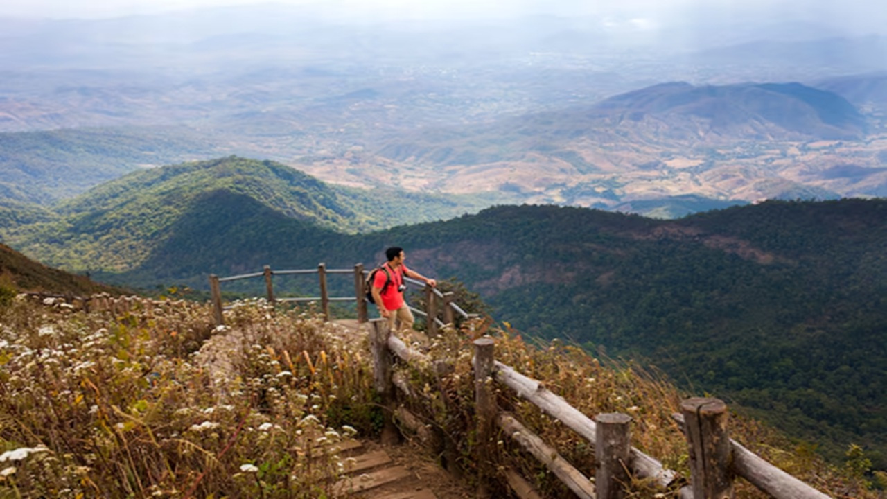 Matheran Trails: Matheran hill station offers beautiful trails, perfect for a leisurely stroll. This is the most popular destination.