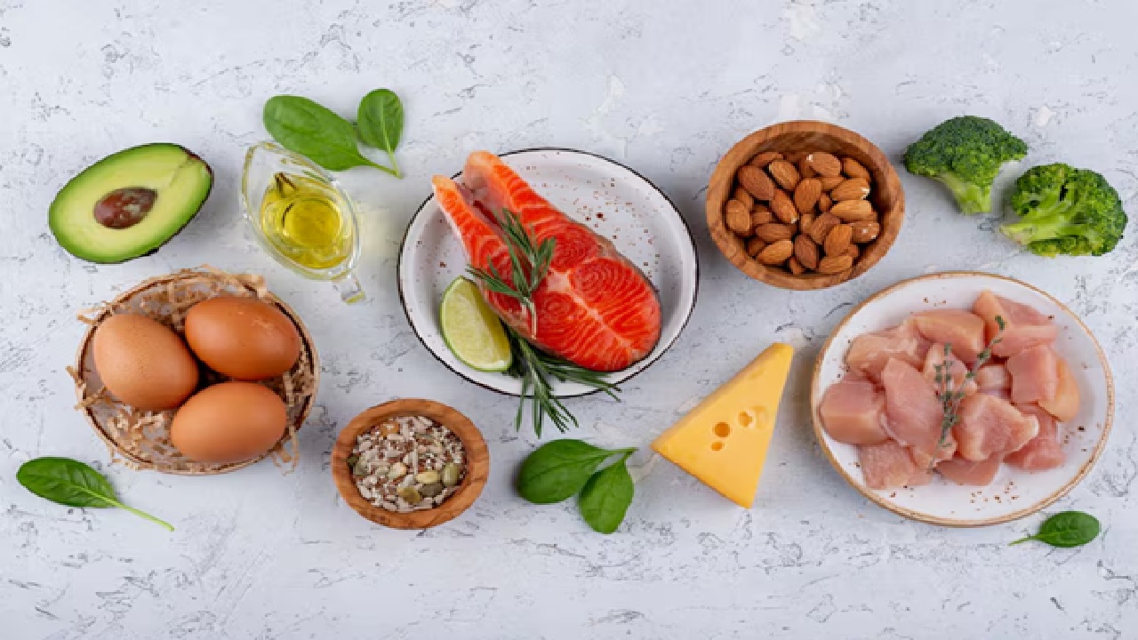 Dry, flaky or dull skin, thinning hair and fragile nails that readily peel or break are all signs of a protein  deficiency.