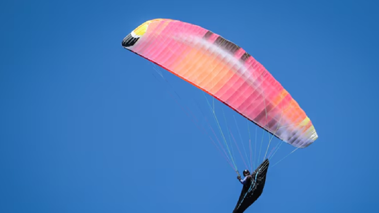 Enjoy peaceful trips over the well-known lakes and mountains of this beautiful hill station, that is, Nainital, Uttarakhand, which combines excitement with serenity.