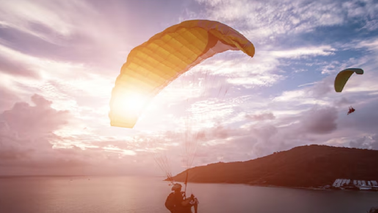 Solang Valley in Manali, Himachal Pradesh, boasts spectacular flights over snow covered mountains, verdant valleys and the Beas River, with Solang Valley being a prime location.