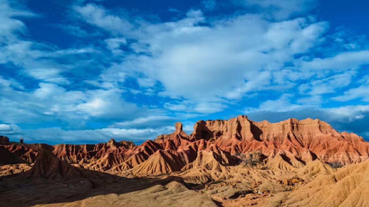 Utah, USA, is the location of Arches & Bryce Canyon National Parks, which are famous for their bizarre sandstone arches and hoodoos (spires).