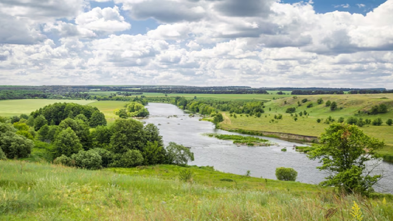 With a length of 5,539 kilometers, the Yenisei River system is the fifth longest in the world. Its course passes through Mongolia and Russia, eventually ending in the Arctic Ocean. The Yellow River or Huang, with a length of over 5,464 kilometers, is the sixth longest river in the globe and the second longest in China.