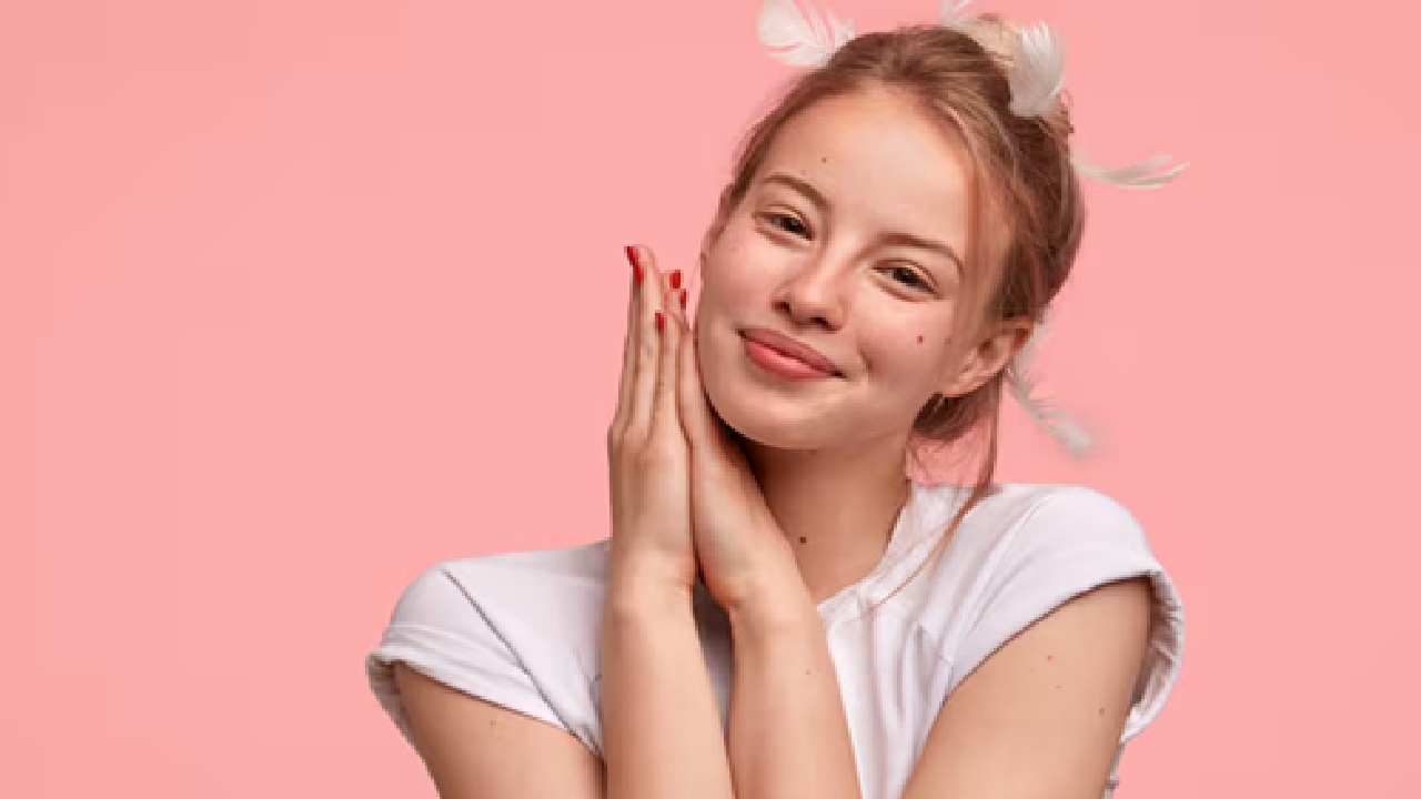 Oranges and Citrus Fruits: The best source of vitamin C, which is necessary for turning amino acids into collagen fibers that maintain skin firmness and radiance.