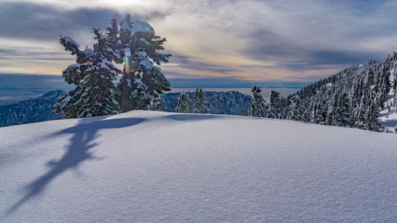 Leh, set at an altitude of 11,500 ft, is a winter paradise with temperatures plummeting below -20°C in peak seasons. The region is often covered with snow between October to March.