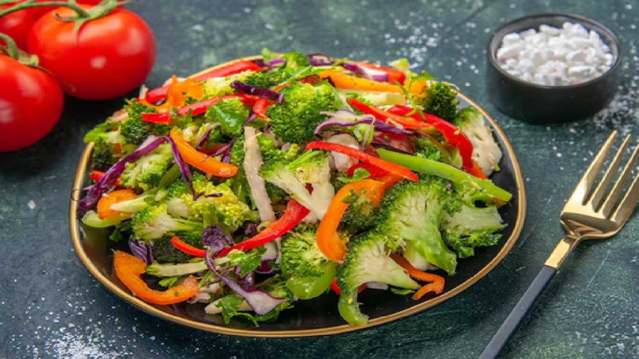 A quinoa power bowl is a nutritious dish that consists of a foundation of quinoa topped with a combination of proteins, veggies, healthy fats and a tasty dressing. Quinoa power bowls are a great source of fiber because quinoa is a fiber rich whole grain that yields about 5 grams of fiber per cooked cup.