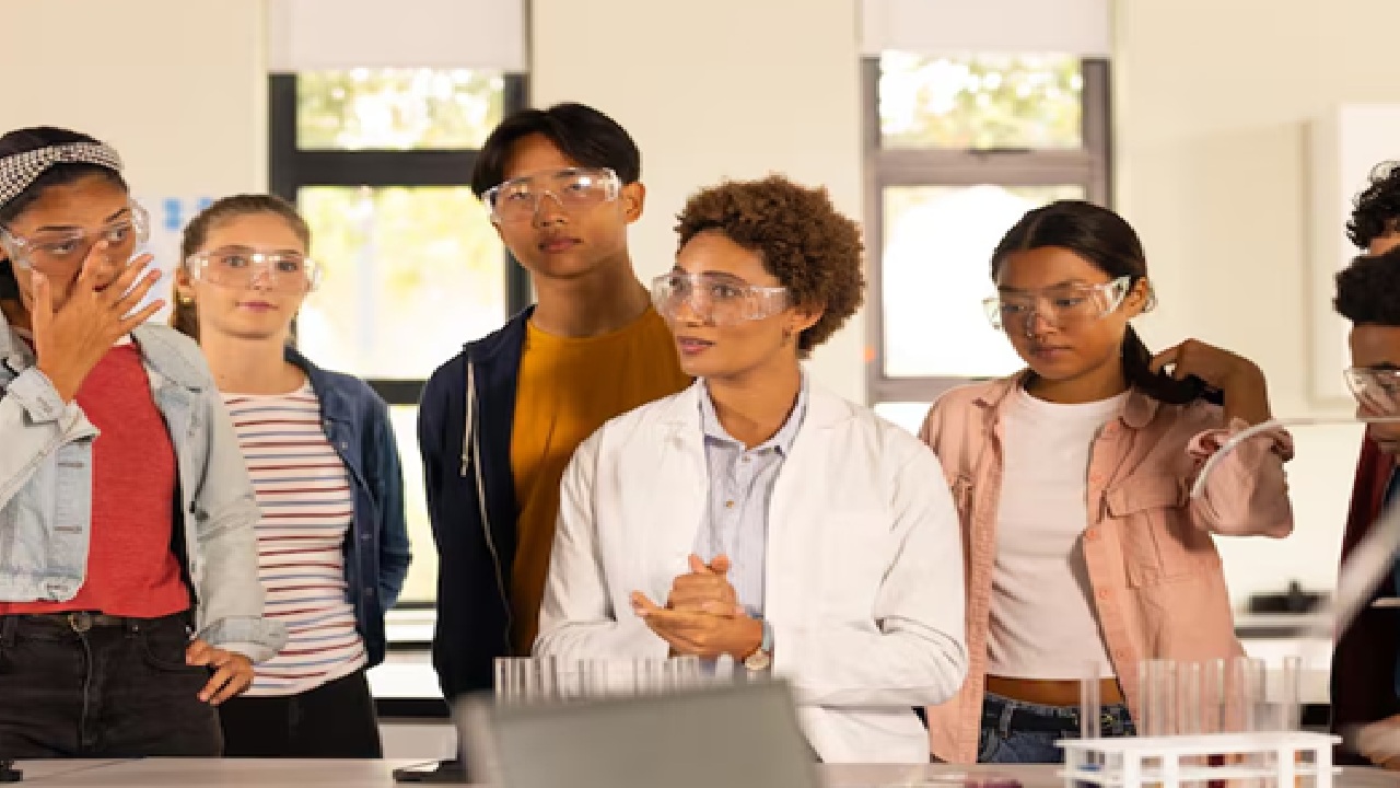 Electronics and Communication Engineering (ECE): Concentrates on telecommunications and embedded systems, with prospects in the defense sector and consumer electronics.