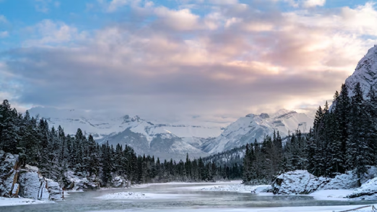Tawang in Arunachal Pradesh is known for its natural snow beauty and Tibetan Buddhist monasteries. During the winter months, temperatures here can go below -10°C.
