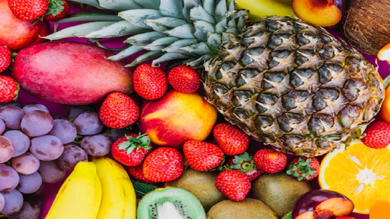 Strawberries: Rich in antioxidants and vitamin C, they help the body produce new collagen while also protecting existing collagen for increased flexibility.