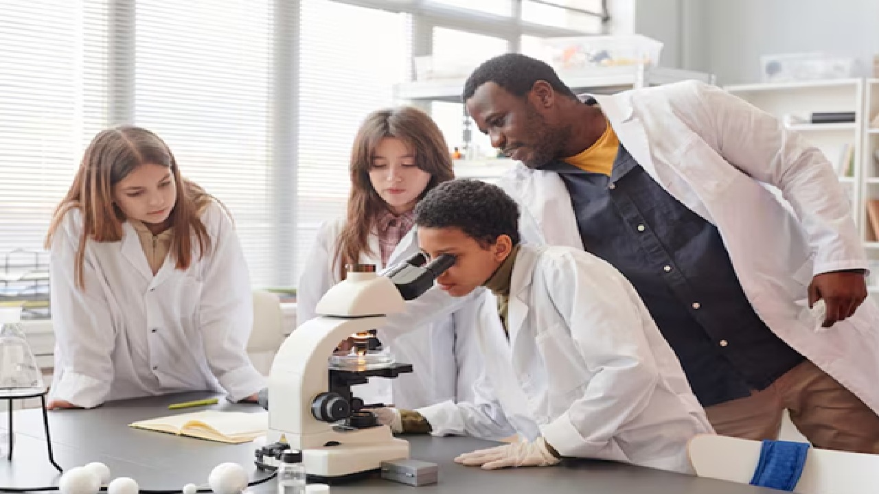 Data Science & Statistics (B.Sc./B.Tech): Concentrates on deriving insights from data and is in high demand in industries such as finance and healthcare.