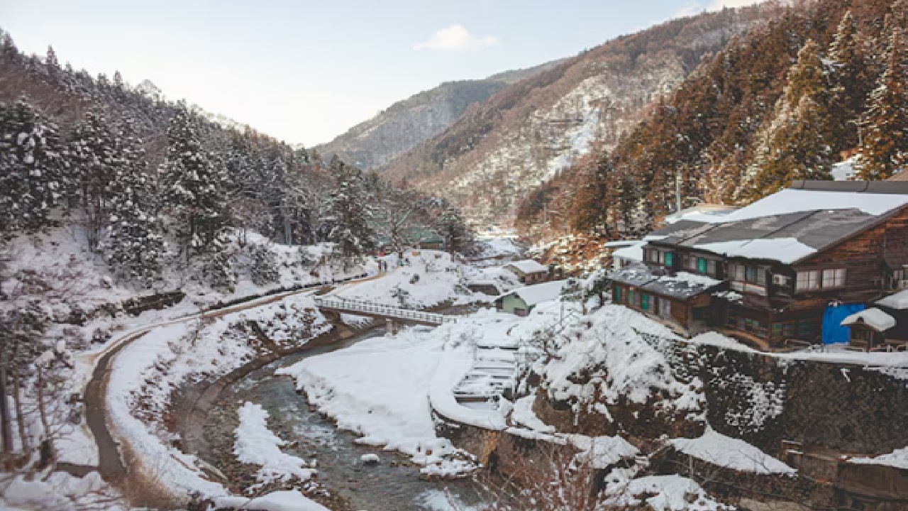 Auli is in Uttarakhand that experiences temperatures below 0°C during the winter months. The temperature often falls to -10°C and creates a perfect environment for snow skiing.