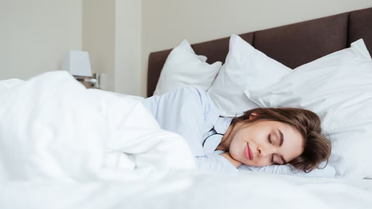 Teenagers between the ages of 13 and 18 need 8 to 10 hours, and adults between the ages of 18 and above need 7 to 9 hours. Older adults who are 65 and above usually require 7 to 8 hours. (Disclaimer: Given the input is on an information basis, please seek professional advice.)