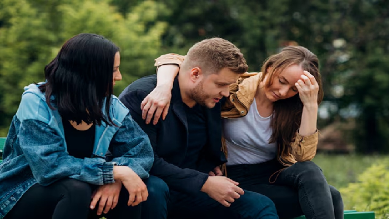 Persistent sadness, hopelessness, irritability, anxiety, low energy, fatigue, feeling sluggish, oversleeping, cravings for carbs, social withdrawal, loss of interest in activities, difficulty concentrating, restlessness are some of the symptoms. (Disclaimer: Given the input is on an information basis, please seek professional advice.)