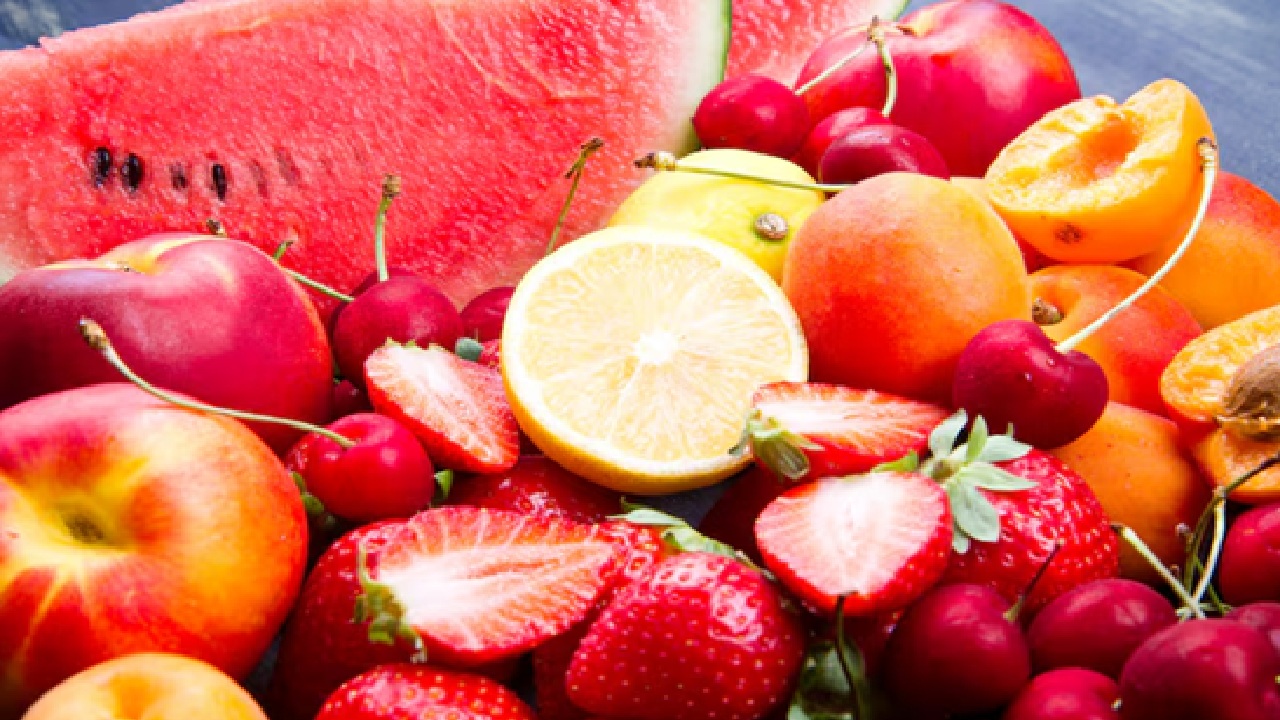 Papaya: Provides vitamin C, antioxidants such as beta-carotene and the enzyme papain, which helps with digestion, lowers inflammation and promotes collagen production. (Disclaimer: Given the input is on an information basis, please seek professional advice.)