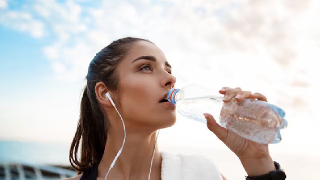 Many people might not know what is the difference between still and sparkling water. Here we are going to find out about the distinction between them.