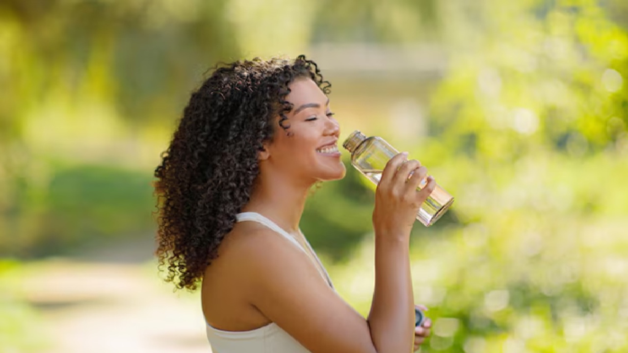 Due to the mild acidity and effervescent flavor that makes it a better option than soda, the carbon dioxide gas is dissolved in fizzy water under pressure, is the sparkling water.