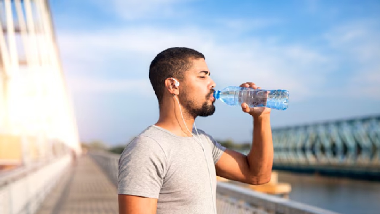 Water that is calm, flat and free of carbonation is simply H2O, that is still water.