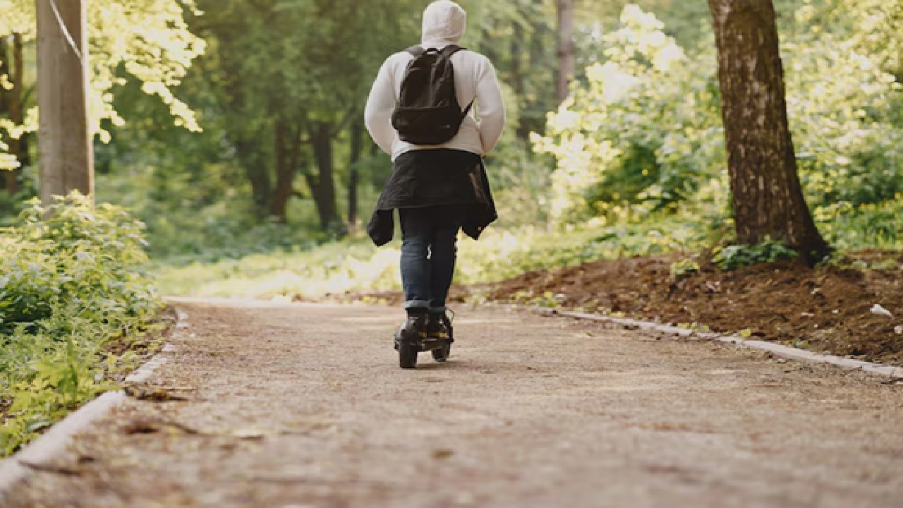 It's a simple method for enhancing one's physical and mental health since it burns calories, raises metabolism, enhances circulation, produces endorphins and lowers inactivity.