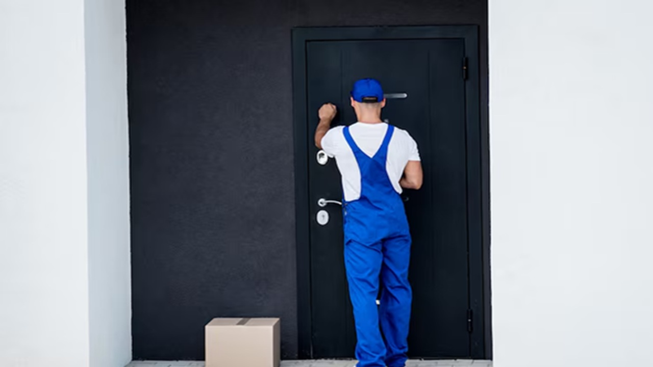 Pune News: Man Stuck on Balcony, Calls Delivery Agent at 3 AM to Rescue Him; Video Sparks Debate Online