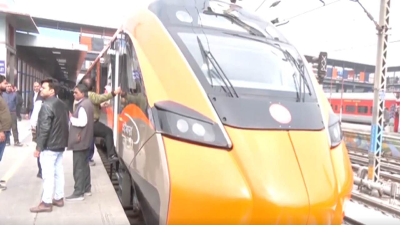 Premium Comfort and Contemporary Facilities: Inside Visuals of Lavish Vande Bharat Sleeper Train Premium Comfort and Contemporary Facilities: Inside Visuals of Lavish Vande Bharat Sleeper Train