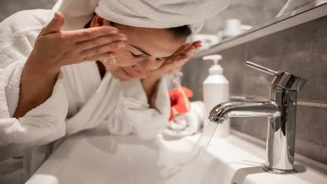 Washing your face with cold water has several advantages, including minimizing swelling, redness and inflammation, closing pores for a softer appearance, improving circulation for a healthy shine and aiding in the treatment of acne outbreaks, particularly in the morning.