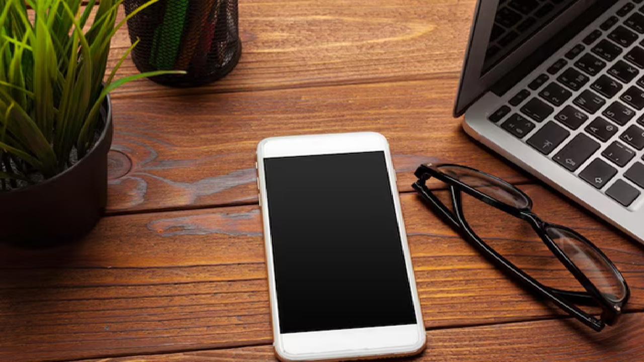 Apple Shipped 50 Billion USD Worth of iPhones From India Till December 2025, Ashwini Vaishnaw Tweets