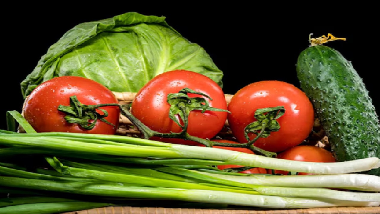 Vegetables like broccoli and spinach are rich in vitamin C, iron and potassium, which reduce inflammation and strengthen your immune system.  (Disclaimer: Given the input is on an information basis, please seek professional advice.)