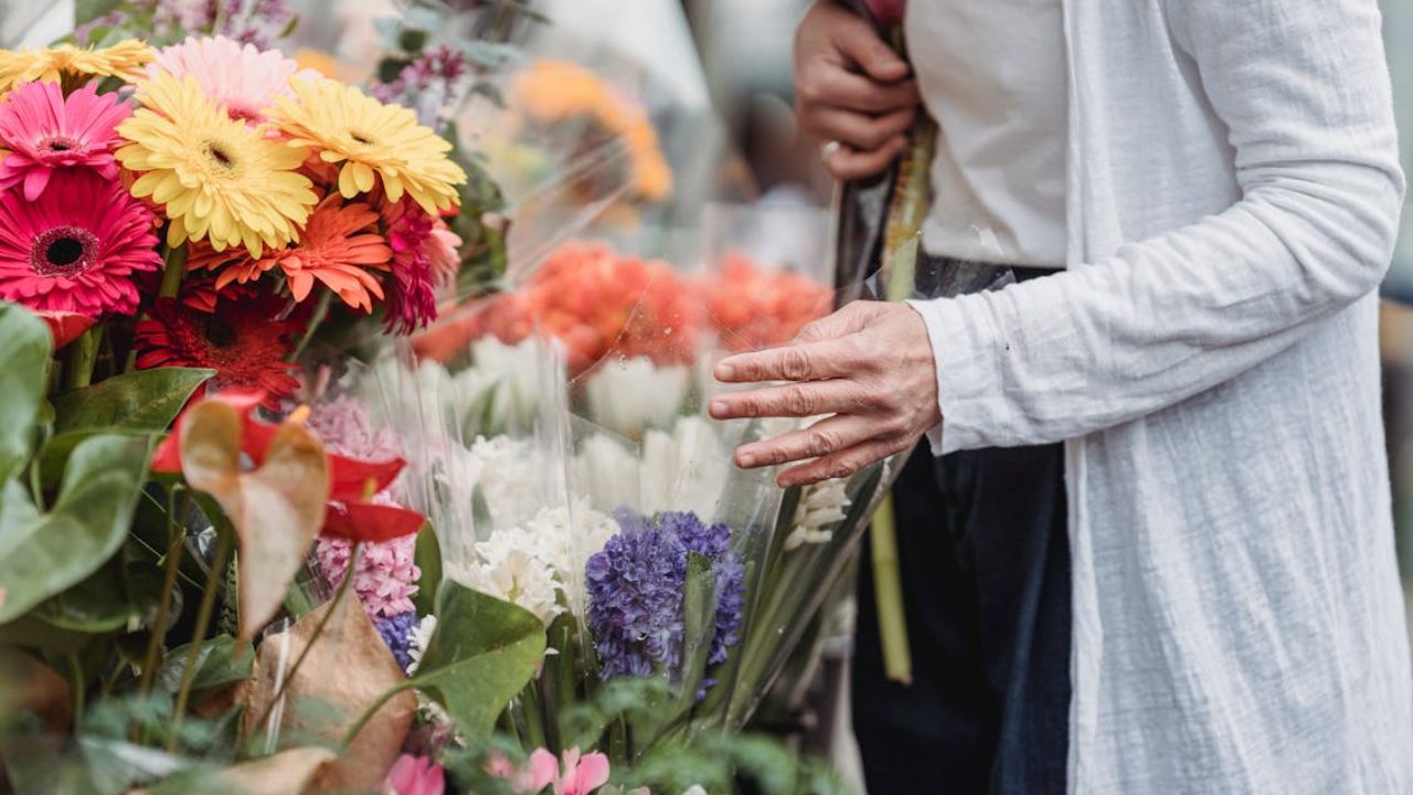 Exchange of Flowers: From the 1700s, the idea of “flower language” sparked in Europe, linking it with feelings of love, hate, and regret, but more with romance.